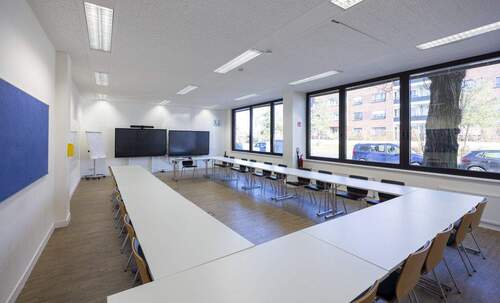 Büro 4 im Erdgeschoss mit Einbauten und Zugang zur Halle Ansicht 1 - 