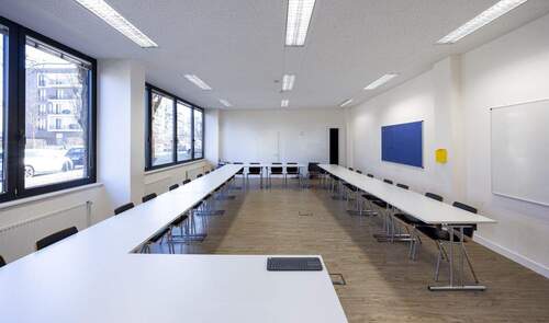 Büro 4 im Erdgeschoss mit Einbauten und Zugang zur Halle Ansicht 2 - 