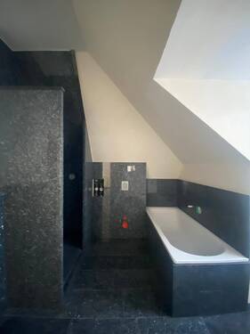 Foto_Bad mit Badewanne und Dusche - 