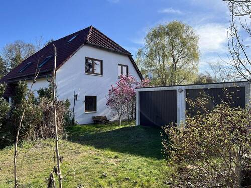 Straßenansicht mit Garage - 5 Zimmer Mehrfamilienhaus, Wohnhaus zum Kaufen in Ruhland