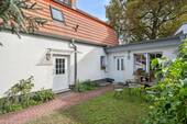 Zugang Haus und Einliegerwohnung - Saniertes Wohnglück mit Einliegerwohnung: 124?m² + 60?m² vermietetes Extra in Köpenick!