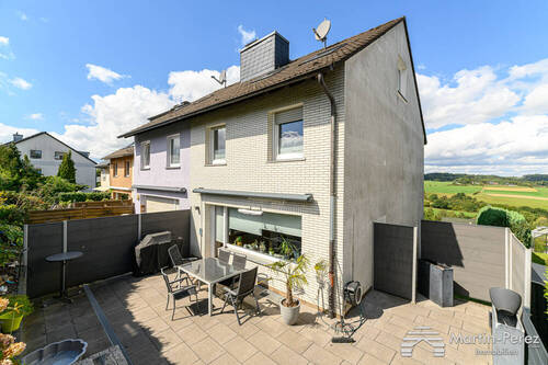 Ansicht - Modernisiertes Reihenendhaus - Terrasse - Garten - Garage -