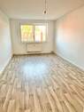 Wohnzimmer - 4 Zimmer Etagenwohnung zur Miete in Schwerin