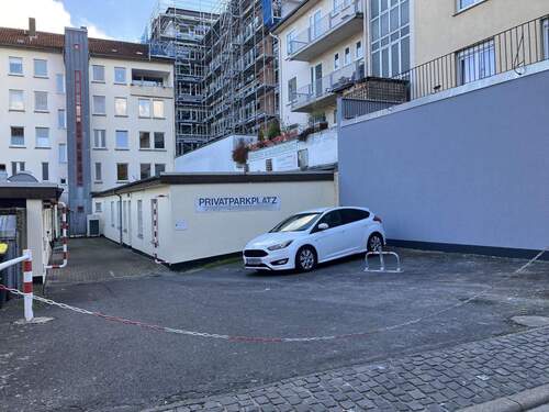 Pkw-Stellplätze direkt am Gebäude - 