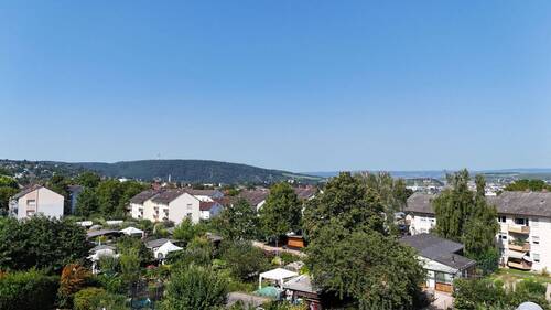 Aussicht - Helle 3,5-Zimmer-Komfortwohnung mit Balkon, Weitblick und Pkw-Stellplatz
