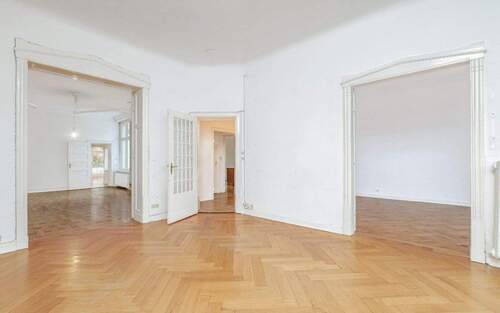 Zentraler Salon mit großen Durchgängen in die anderen Räume - Etagenwohnung mit 151,00 m&sup2; in Berlin zum Kaufen