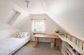 Kleines Zimmer im Dachgeschoss mit Gartenblick - 