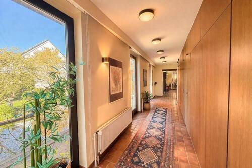 Lichtdurchfluteter Flur im Anbau mit großen Fensterflächen - 