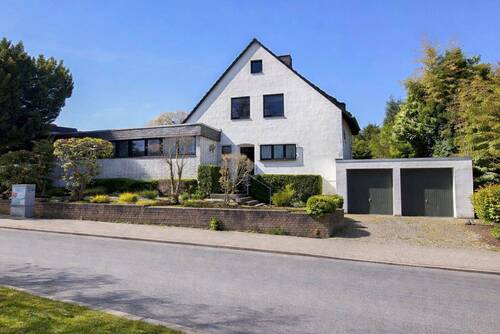 Einfamilienhaus mit 2 Garagen in bester Wohnlage - Großzügiges Einfamilienhaus- oder Mehrgenerationenhaus mit viel Platz und schönem Garten