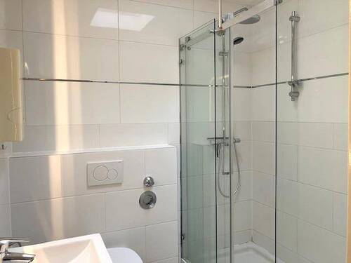 modernes Duschbad - 