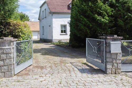Einfahrt des eingefriedeten Grundstücks - 