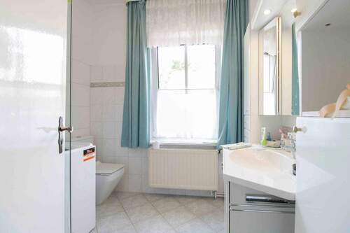 Badezimmer mit Dusche EG - 
