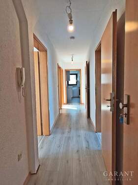 Flur - Etagenwohnung mit 79,00 m&sup2; in Kirchardt zur Miete