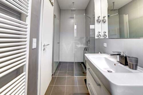 Tageslichtbad mit Dusche - 