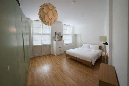 Schlafzimmer mit Balkon & Bad - Großzügige 4-Zi-Altbauwohnung mit 2 Bädern & Balkonen - Zwischenmiete nahe Tempelhofer Feld