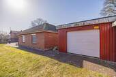 seitliche Hausansicht und Garage - 