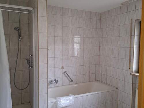 Bad mit Wanne - 