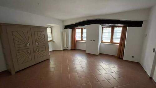 Helles Wohnzimmer mit Schrank - 