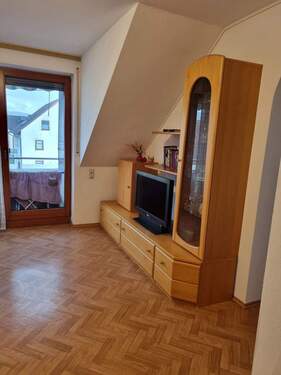 Wohnzimmer mit Zugang zum Balkon - 