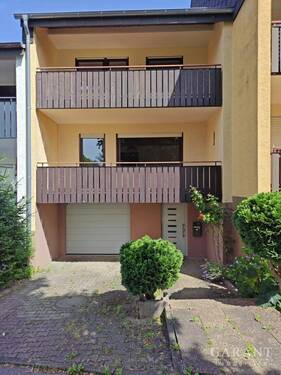 Hausansicht1 - Charmantes Reihenmittelhaus mit Garten, Balkon & Garage - ideal für Familien!