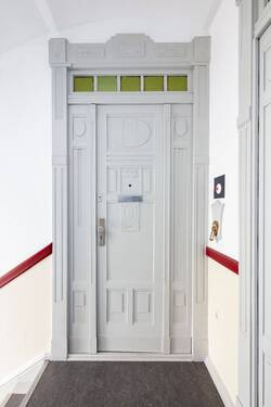 Treppenhaus - Wohnungstür - 