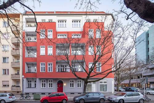 Fassade - INVEST! 4-Zimmer-Altbauwohnung mit großem Balkon im Herzen von Wilmersdorf! - vermietet