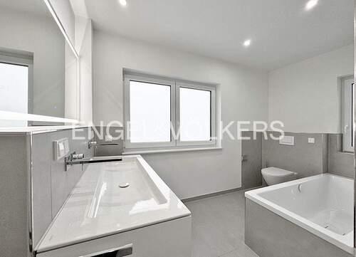 Tageslichtbad mit Wanne und bodentiefer Dusche - 