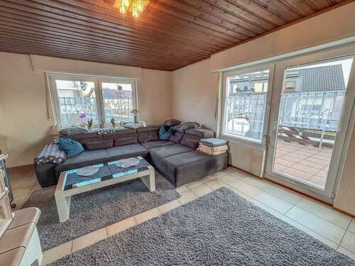 Wohnzimmer - 6 Zimmer Einfamilienhaus zum Kaufen in Horhausen