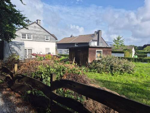 Gartenansicht vom Weg aus - 