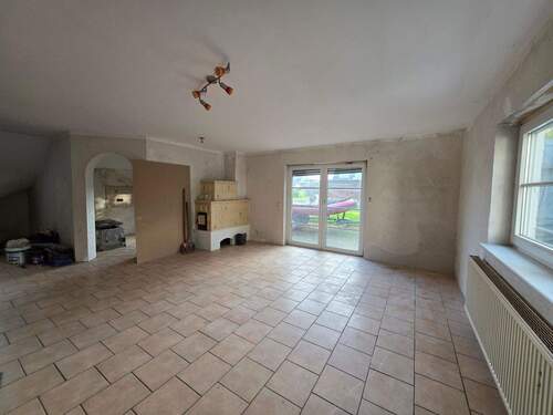 Wohnzimmer mit Zugang zur Küche - 4 Zimmer Mehrfamilienhaus, Wohnhaus in Velbert