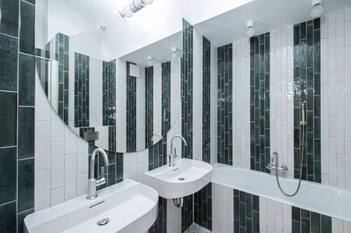 Badezimmer mit Dusche und Wanne - 