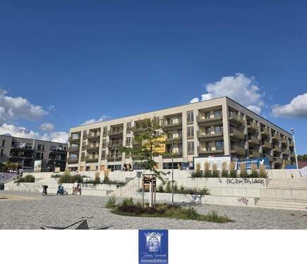 Hausansicht - Wohnidylle mit zwei Balkonen an der Elbe! Moderne Etagenwohnung im Erstbezug!