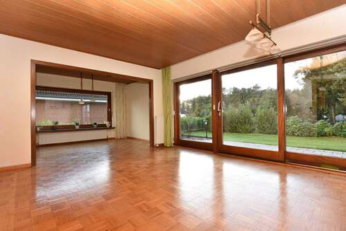 offener Wohn- und Essbereich mit Zugang zur Terrasse - 