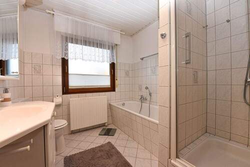 Tageslichtbad mit Dusche und Badewanne - 