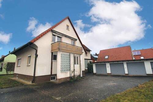 Bild 2 - 8 Zimmer Mehrfamilienhaus, Wohnhaus zum Kaufen in Ipsheim