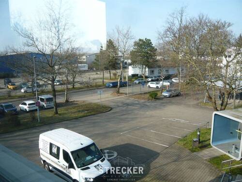 Blick auf den Parkplatz - Jetzt auch langfristig anmietbar - Karlsruhe-Bulach - 3 Büroräume und kleines Lager