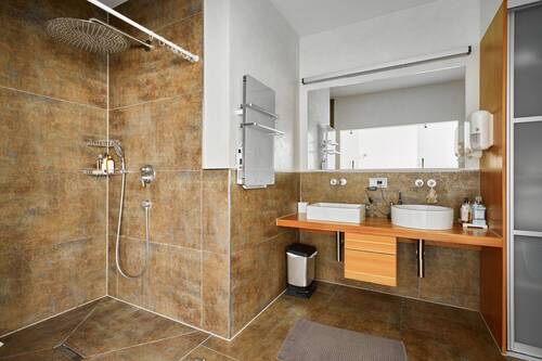 Bodentiefe große Dusche - 