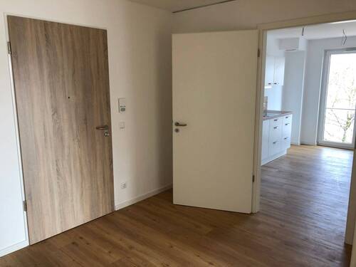 Flur mit Blick in Küche - 