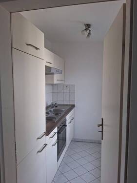 Küche mit EBk. - Preiswerte schöne 2-R-Wohnung in Magdeburg - Stadtfeld Ost im DG. ca.44m² zu vermieten.