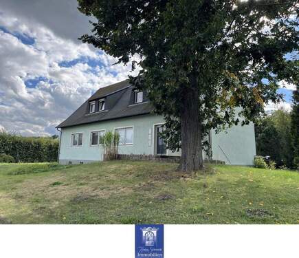 Hausansicht - Individuelle Dachwohnung mit EBK, Laminat und Wannenbad! Grüne Umgebung!