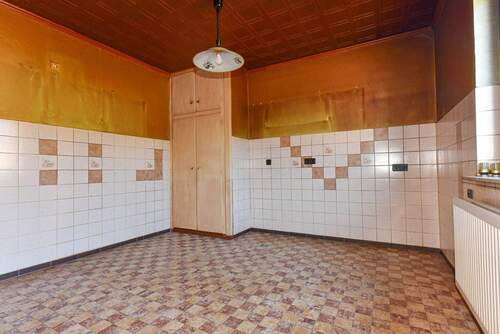 Küche mit Vorratsschrank - 