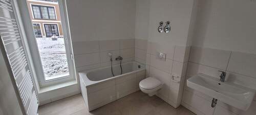 Tageslichtbad mit Handtuchheizkörper - Etagenwohnung mit 73,20 m&sup2; in Kassel zur Miete