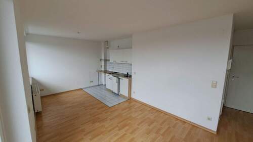 Wohnzimmer mit Küchenzeile und Miniküche - Single-Wohnung - frei zum Top-Preis - barrierefrei erreichbar mit Aufzug, Tiefgaragenplatz - kleiner Balkon - selbst einziehen oder vermieten?