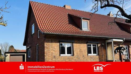 straßenseitige Gebäudeansicht - Charmantes Haus für kreative Gestaltung