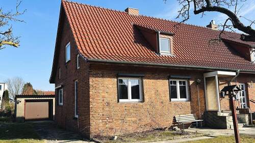 straßenseitige Gebäudeansicht - 4 Zimmer Doppelhaushälfte zum Kaufen in Güstrow