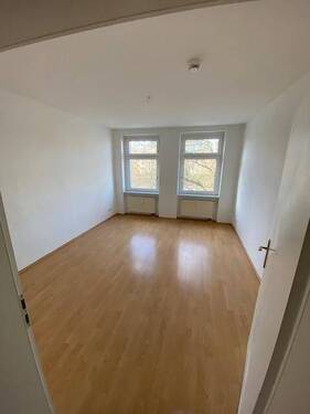 Wohnzimmer - 3 Zimmer Etagenwohnung zur Miete in Magdeburg