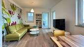 Wohnbereich mit Zugang zum Wintergarten - 3 Zimmer Etagenwohnung in Rostock