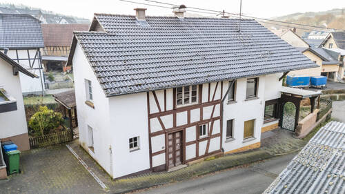 Blick auf das Fachwerkhaus mit Anbau - Fachwerkhaus mit massivem Anbau - Roßbach-Wied - Handwerkerjuwel!