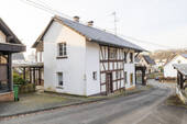 Blick Straßenseite Fachwerkhaus - 5 Zimmer Einfamilienhaus zum Kaufen in Roßbach/Wied