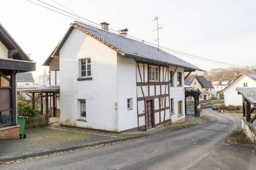 Blick Straßenseite Fachwerkhaus - 5 Zimmer Einfamilienhaus zum Kaufen in Roßbach/Wied